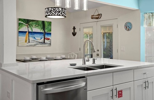 El Centro Beach House | Guava Ohana: Hot Tub in Oct, FrPit, BBQ, Walk 2 Bch, Dogs OK, FREE Activities, & More!