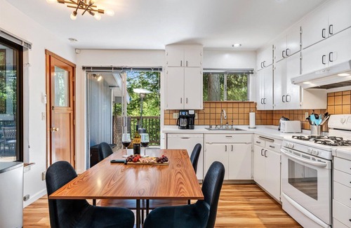 Guerneville House | Guerneville Escape:Top of Redwoods!Contemporary & Magical Vibe!lHtTb/WIFI/Pup