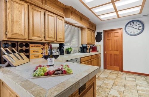 Guerneville House | GuernevilleGetaway-Super Chill FUN Home w/Lounge! - GmRm,HotTub, Pup, WiFi