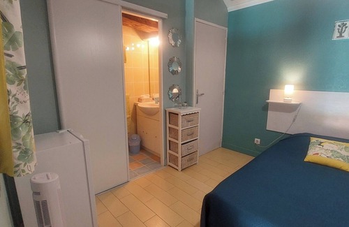 Saint-Sulpice-de-Roumagnac Bed & Breakfast | Guest Rooms 'Le Pré Fleuri 3' with Shared Pool, Shared Terrace and Wi-Fi