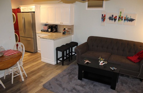 United Central Apartment | Guest apt. with a resort type backyard can make our home YOUR paradise!