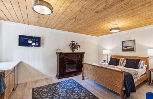Shelton House | Guest Cottage with Lake Access Row Boat Kayaks