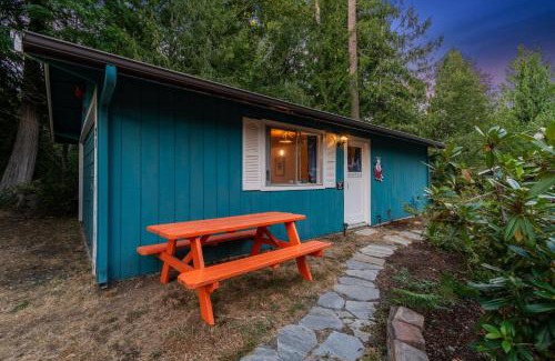 Shelton House | Guest Cottage with Lake Access Row Boat Kayaks