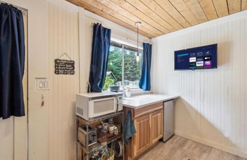 Shelton House | Guest Cottage with Lake Access Row Boat Kayaks