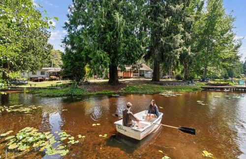 Shelton House | Guest Cottage with Lake Access Row Boat Kayaks
