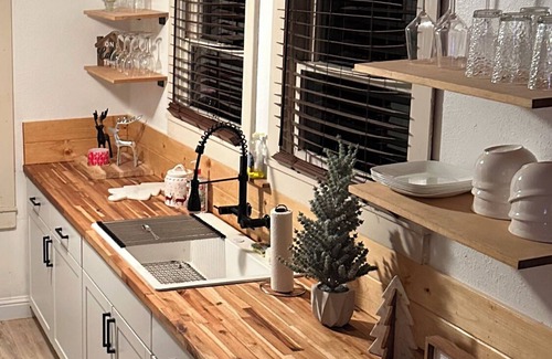 West Village Cabin | Guest Favorite in the heart of Shaver Lake! Remodeled w-AC~Boat Parking~Spacious