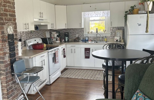 Burnt Chimney House | GUEST FAVORITE! ROANOKE RIVER&BIKE TRAILS. PET FRIENDLY WEEKLY DISCOUNTS HOT TUB