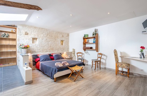 Saint-Martin-de-Fraigneau Bed & Breakfast | Guest Room "Chez Jacques - Océanide" with Private Terrace, Wi-Fi and Air Conditioning