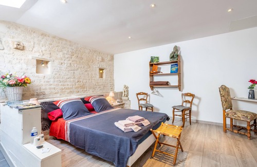 Saint-Martin-de-Fraigneau Bed & Breakfast | Guest Room "Chez Jacques - Océanide" with Private Terrace, Wi-Fi and Air Conditioning