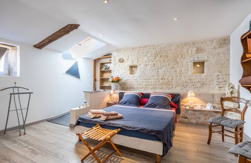 Saint-Martin-de-Fraigneau Bed & Breakfast | Guest Room "Chez Jacques - Océanide" with Private Terrace, Wi-Fi and Air Conditioning