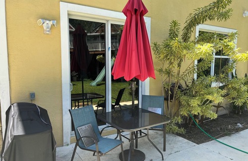 Hunt Club Apartment | Guest House 1-bedroom with WiFi and AC in amazing West Palm Beach