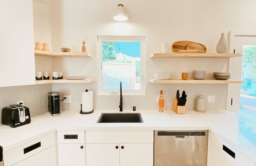 Alta Mesa House | Guest house 1 mi. to State St. & beach! Mountain views, BBQ, fire pit, patio