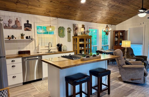 Grand Saline Cottage | Guest house 10 min from Canton. Full kitchen. Spa. Fire pit. High Speed WiFi.