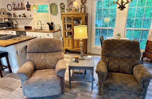 Grand Saline Cottage | Guest house 10 min from Canton. Full kitchen. Spa. Fire pit. High Speed WiFi.