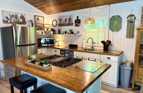 Grand Saline Cottage | Guest house 10 min from Canton. Full kitchen. Spa. Fire pit. High Speed WiFi.
