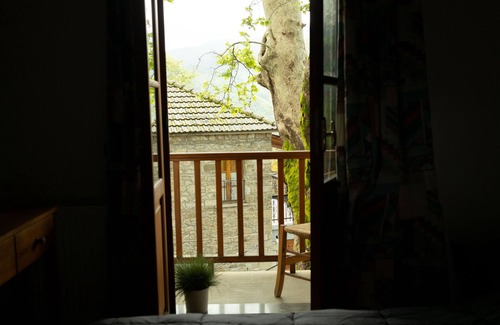 Pyrsogianni House | Guest House 'Armoloi Room 6' with Mountain View, Shared Terrace and Wi-Fi
