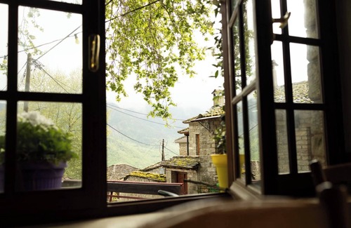 Pyrsogianni House | Guest House 'Armoloi Room 7' with Mountain View, Shared Terrace and Wi-Fi