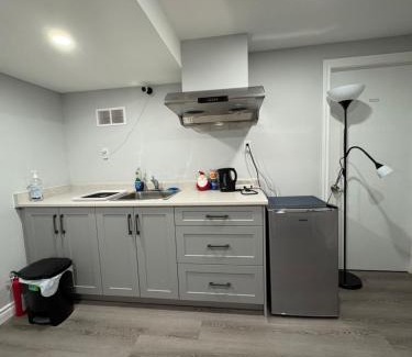Bayview Woods - Steeles House | Guest House Basement - Master Bedrooms in Bayview Village
