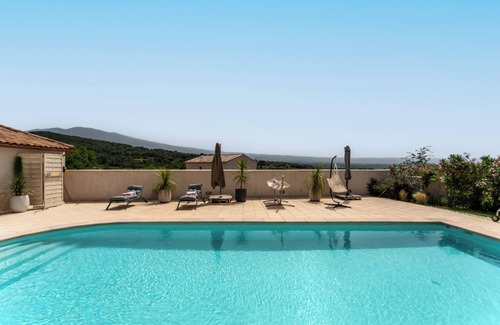 Crillon-le-Brave Apartment | Guest House 'Chambre De La Reine' with Mountain View, Wi-Fi and Air Conditioning