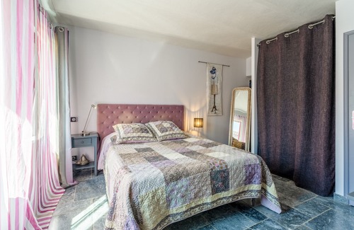 Rasteau House | Guest House 'Chambre Double' with Shared Pool, Private Terrace and Wi-Fi