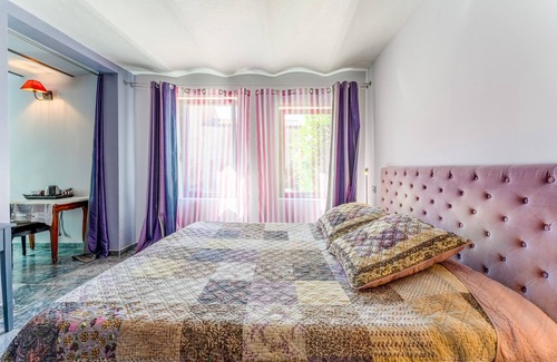 Rasteau House | Guest House 'Chambre Double' with Shared Pool, Private Terrace and Wi-Fi