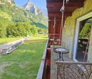 Montenegro House | Guest house Crvenkapa