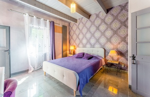Rasteau House | Guest House 'Double Supérieure' with Shared Pool, Private Terrace and Wi-Fi