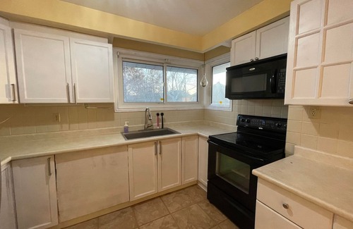 Woburn House | Guest house+entire main floor+4rooms+5beds+2washroom+free parking+near amenities