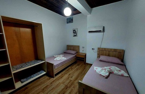 Berat Bed & Breakfast | Guest House Flowers Gemütliche Ferienwohnung in Berat. Haustierfreundlich!