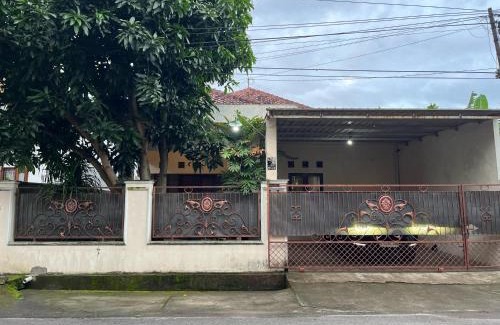 Laweyan House | Guest House Griya Mundu Kerten