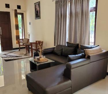 Laweyan House | Guest House Griya Mundu Kerten