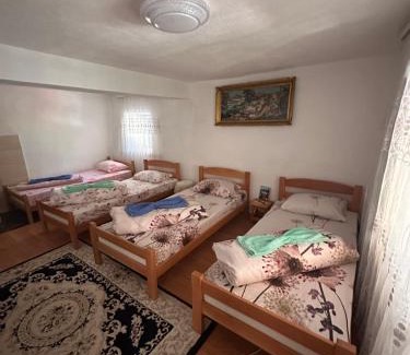 Vusanje House | Guest House GURI
