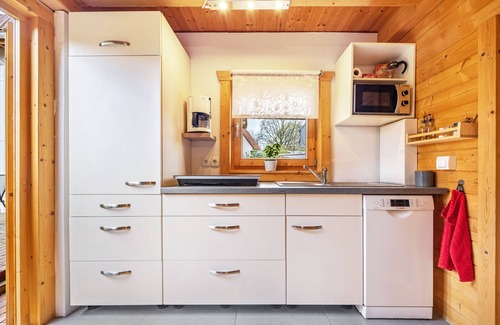Lindwedel House | Guest House 'Hütte Im Heidekreis' with Shared Terrace and Wi-Fi