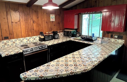 Gaylordsville House | Guest House in the Trees w/Pool & Tennis
