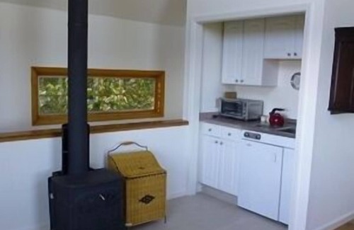 Aptos Cottage | Guest House & Private Room on Vineyard; 3 miles from Aptos Village and Beach