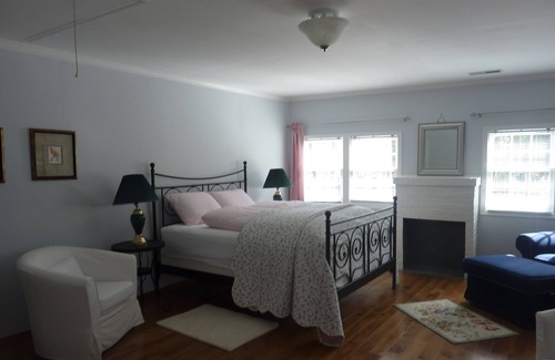 Pineville House | Guest House .Remote Luxurious living, Driving Range & swimming pool