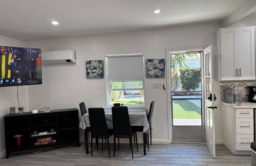 West Los Angeles House | Guest House-Studio- RemodelWestside Location! In our family 50 Years as a rental