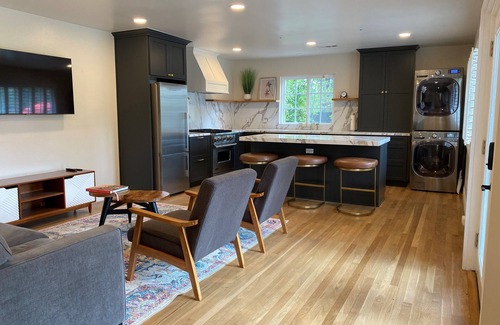 Woodland Hills House | Guest house w/private entry - 2 Bed/1 Bath - Large pool - Ample street parking