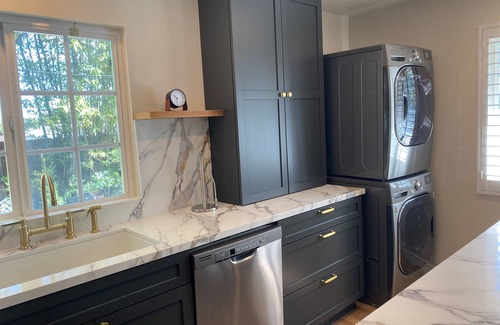Woodland Hills House | Guest house w/private entry - 2 Bed/1 Bath - Large pool - Ample street parking