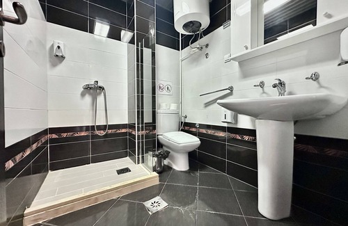 Sutomore House | Guest House West Gate