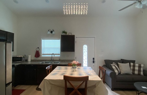 Batesville House | Guest house with big Jacuzzi