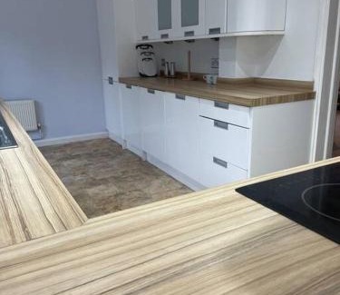 Netley Apartment | Guest House with garden and 2x parking space