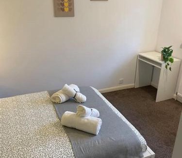 Netley Apartment | Guest House with garden and 2x parking space