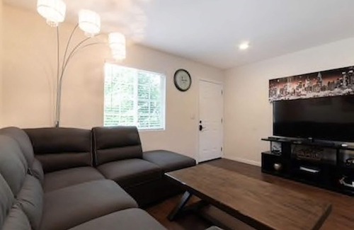 Santa Ana House | Guest House with its own entrance. Has WiFi and Close to Disneyland
