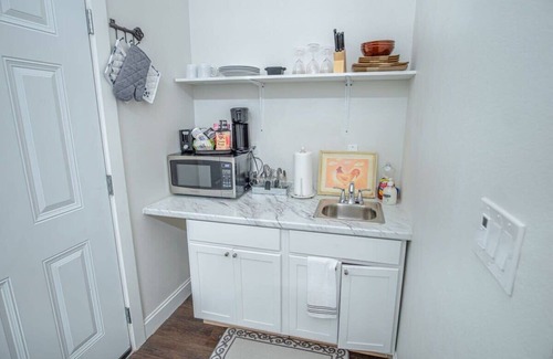 Near East Side Apartment | Guest House with Loft Near Downtown
