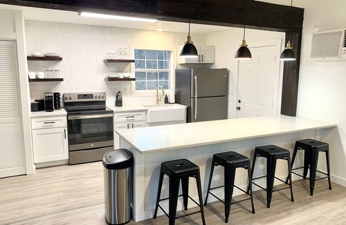 Mountain Home Cottage | Guest House with Hot Tub, 10min from Lake Norfork!