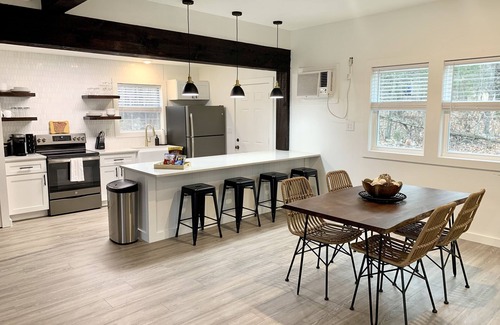 Mountain Home Cottage | Guest House with Hot Tub, 10min from Lake Norfork!