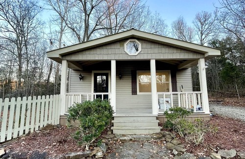 Mountain Home Cottage | Guest House with Hot Tub, 10min from Lake Norfork!