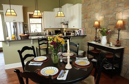 Fredericksburg Cottage | Guest King Room - Bella Vista Cottage