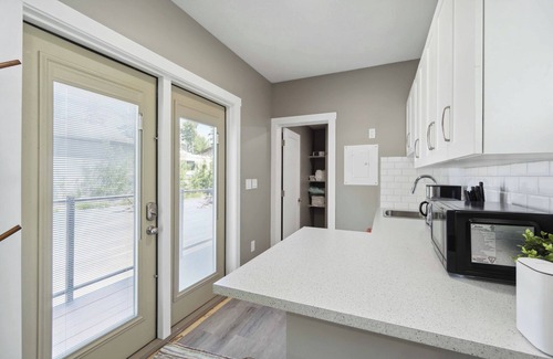 Central Alberta House | Guest Lakehouse in Val Quentin with partial lake view